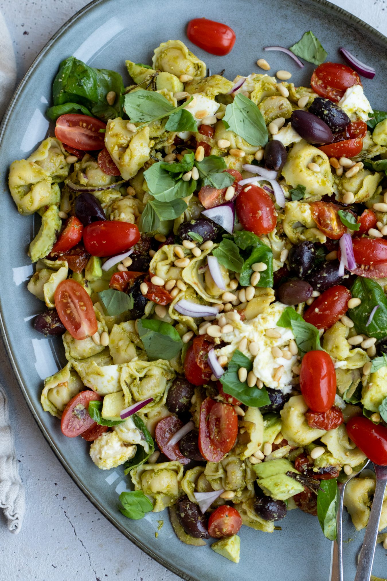 Pastasalat med pesto og hvidløgsbagte tomater Julie Bruun