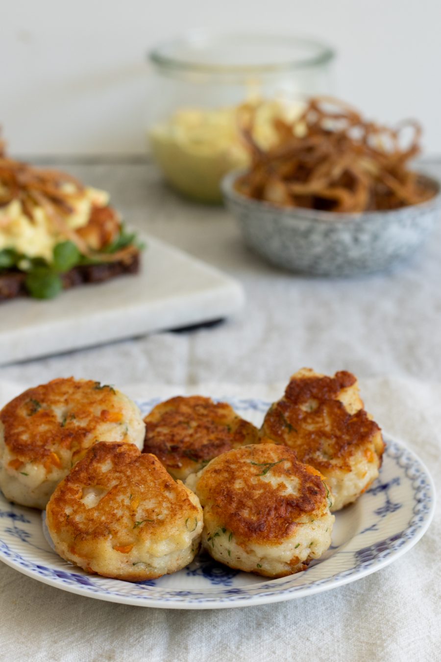 Fiskefrikadeller Med Hjemmerørt Karrysalat - Julie Bruun