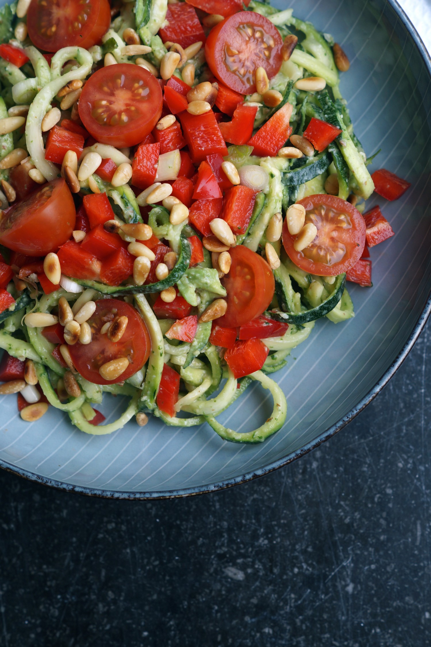 squashpasta med avocadopesto squashpasta med avocadopesto