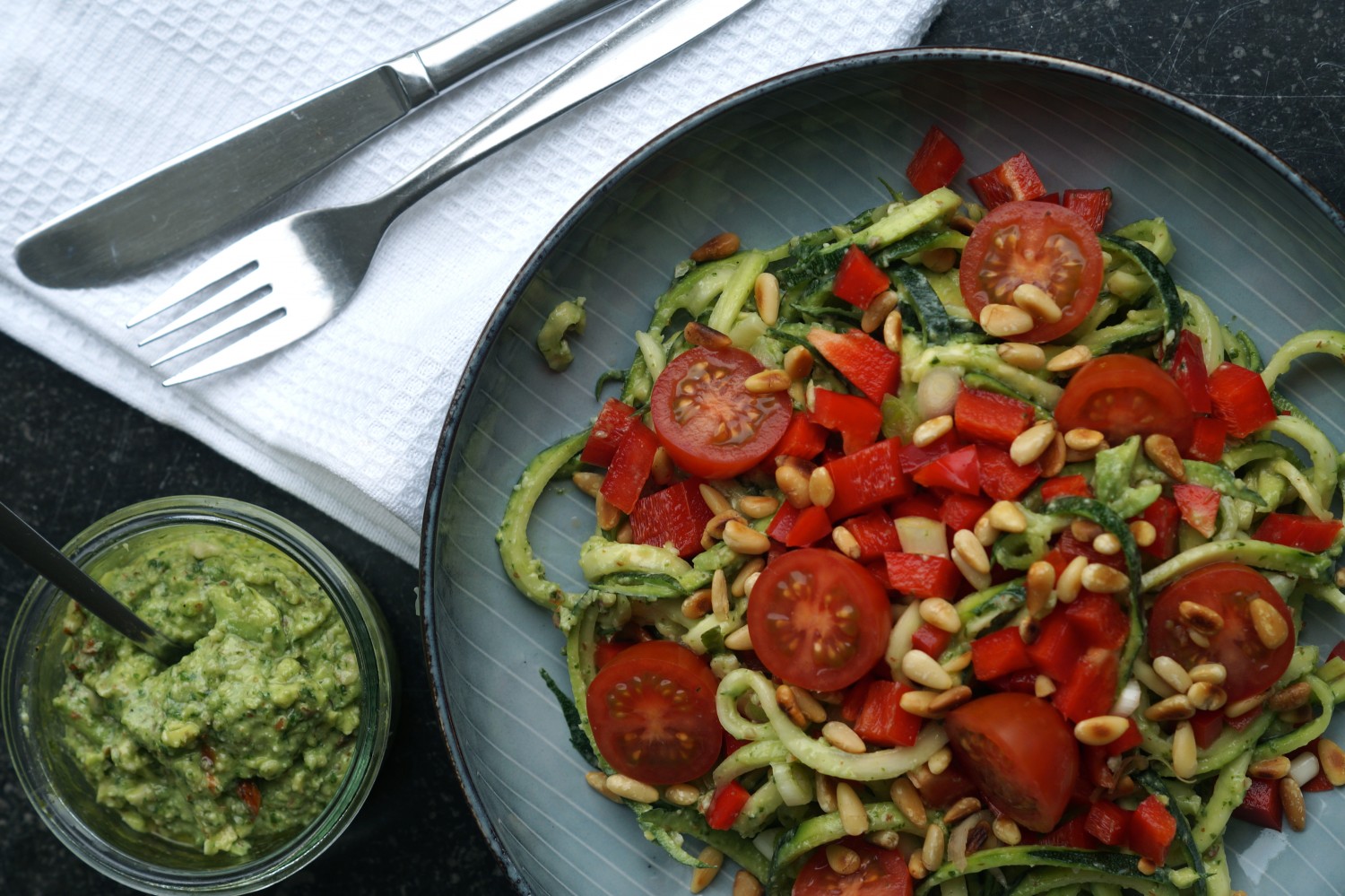 squashpasta med avocadopesto squashpasta med avocadopesto