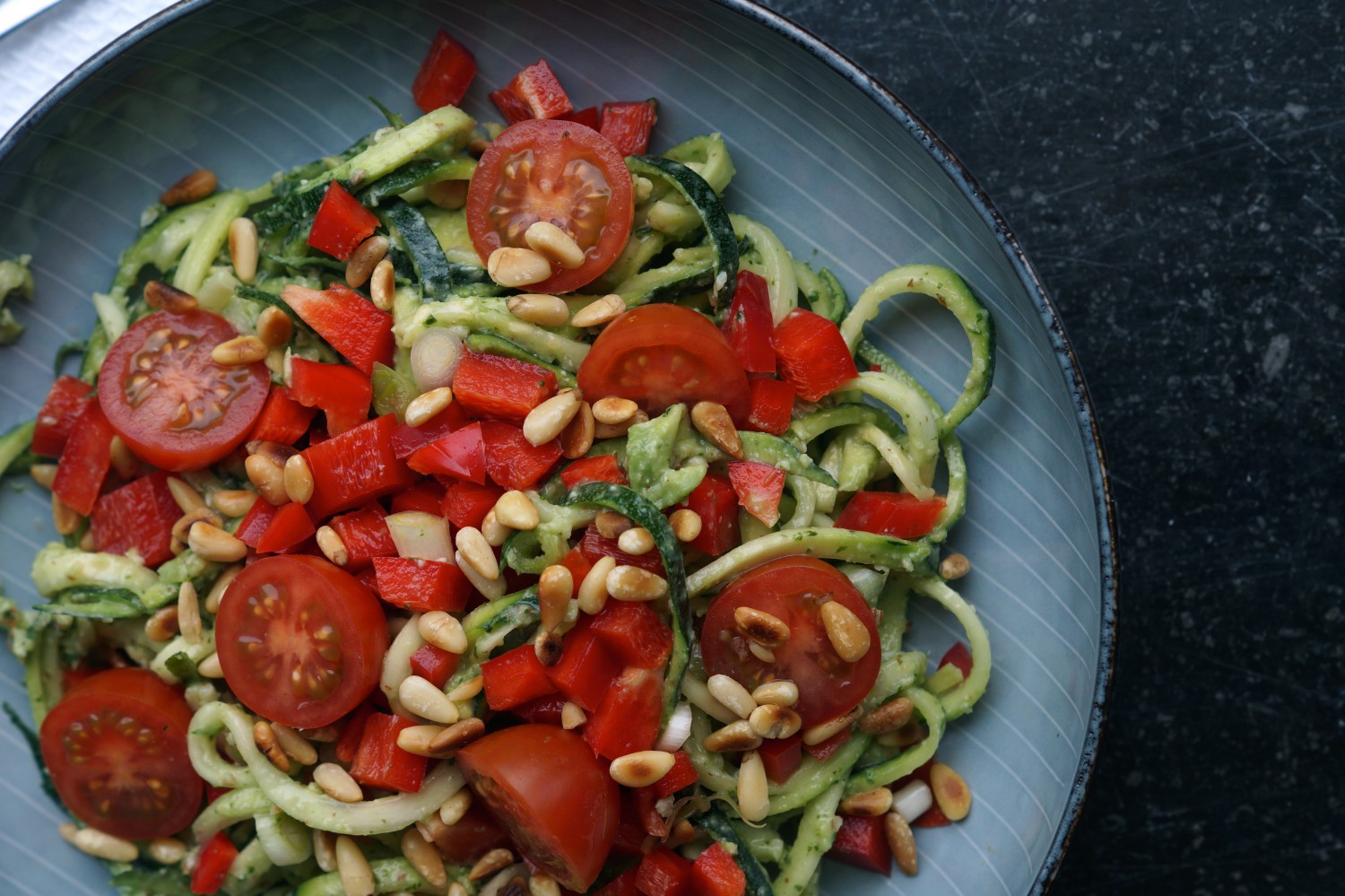 squashpasta med avocadopesto squashpasta med avocadopesto