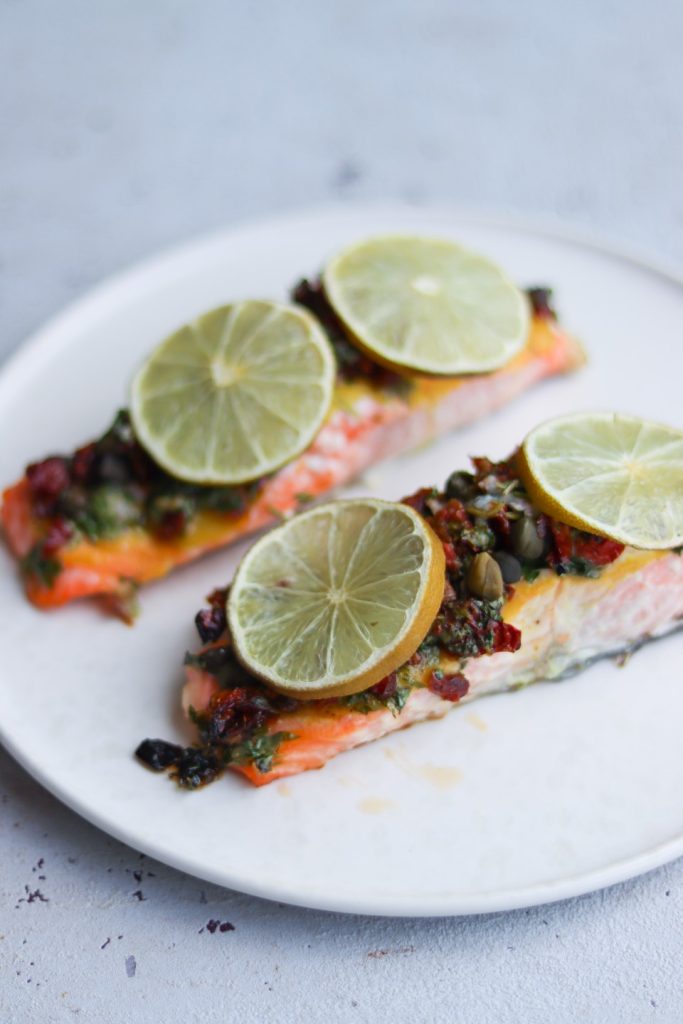Laks med pesto på soltørret tomat og persille