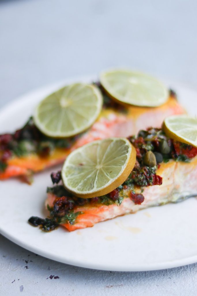 Laks med pesto på soltørret tomat og persille