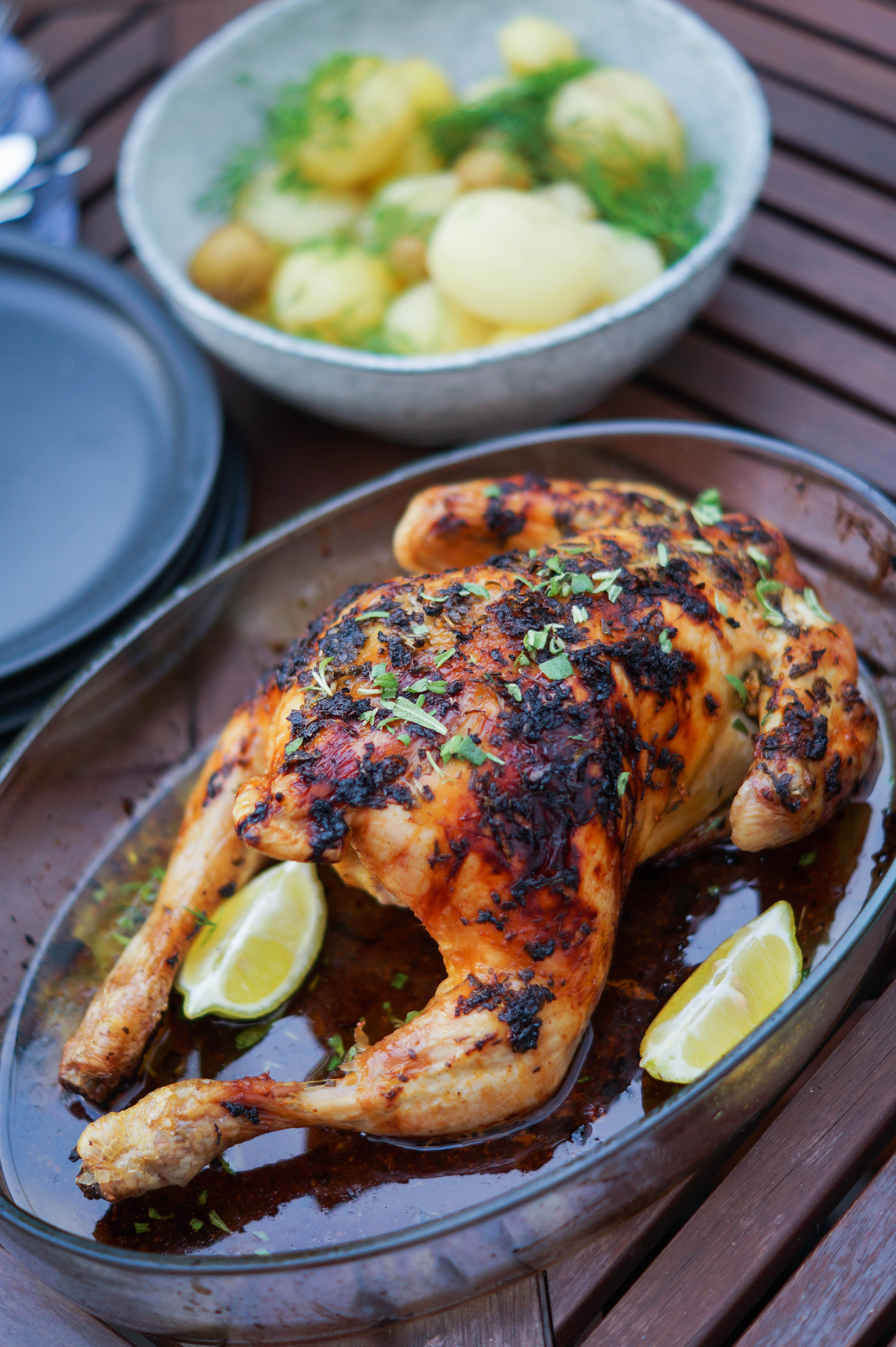 Giotto Dibondon lampe kobber Helstegt kylling på grillen med en masse lækkert sommertilbehør