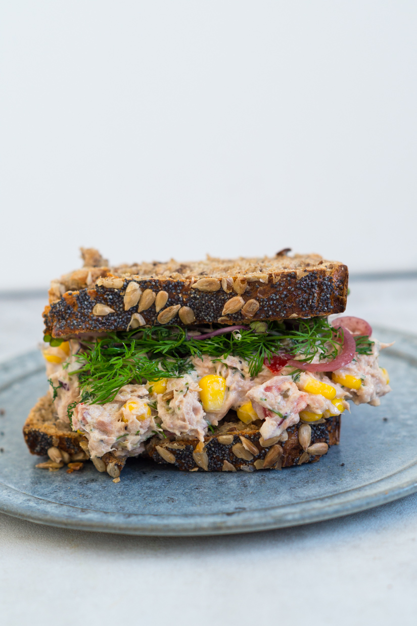 Rugbrødssandwich med tunsalat og syltede rødløg - Julie Bruun