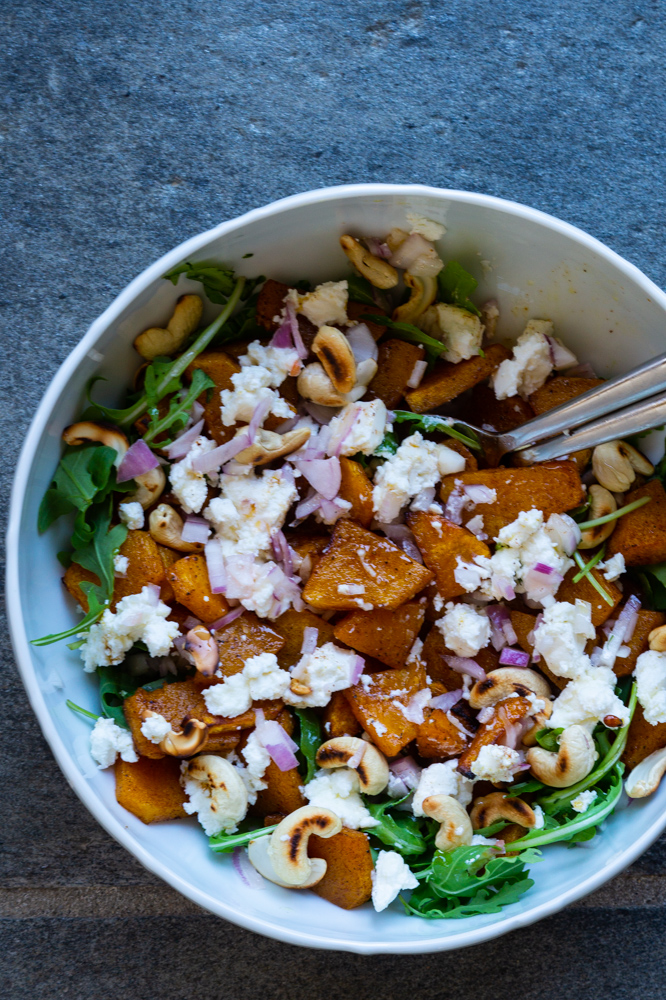 Salat med butternut squash, feta og cashewnødder - Julie Bruun