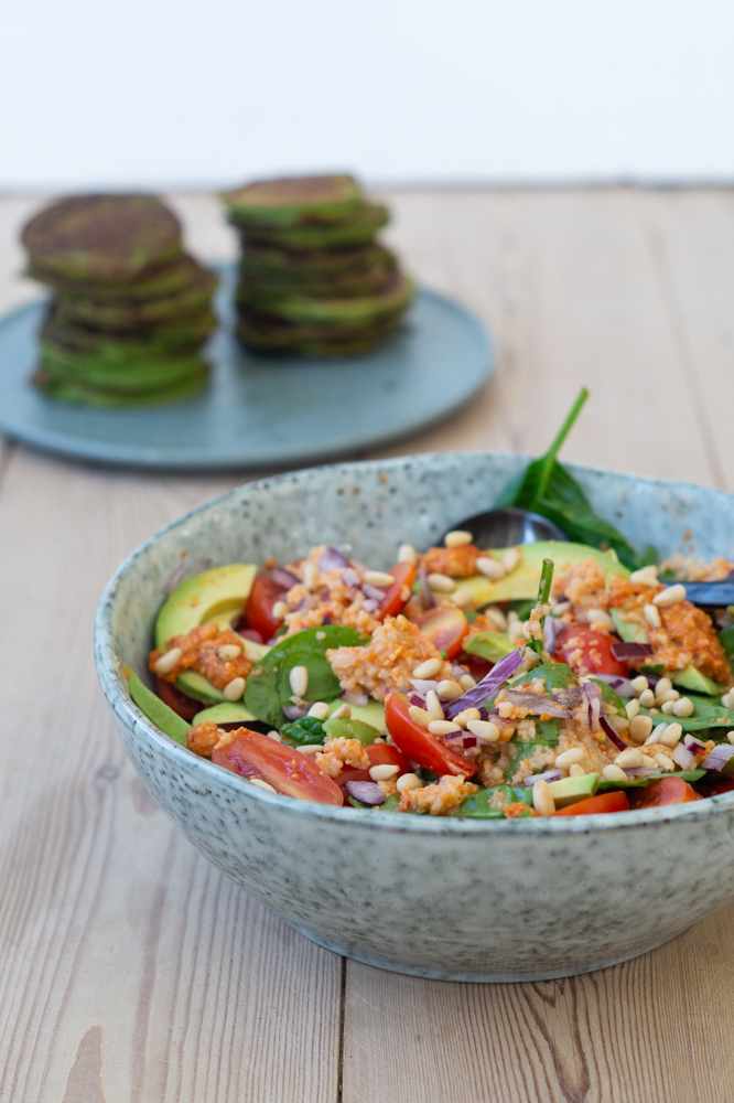 salat med peberfrugtpesto