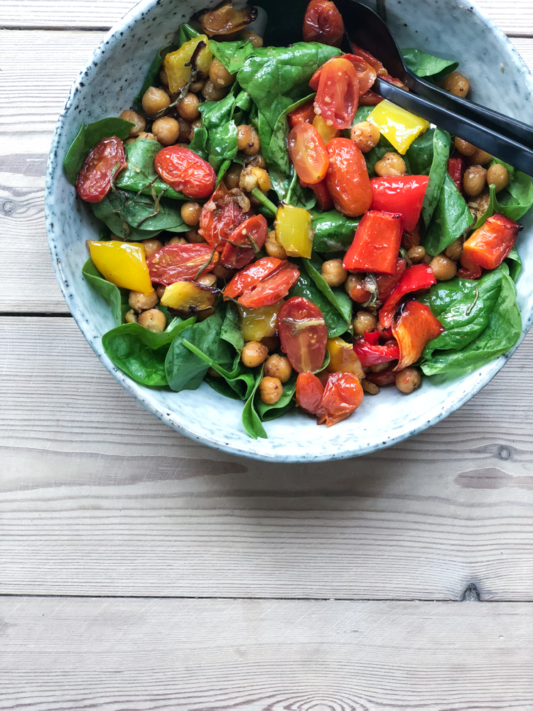 salat med bagte hvidløgstomater salat med hvidløgsbagte tomater