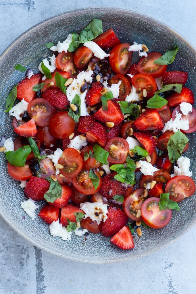 tomatsalat med jordbær