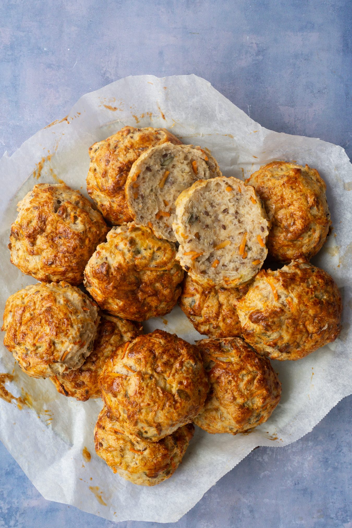 Glutenfri Gulerodsboller Med Solsikkekerner Og Græskarkerner