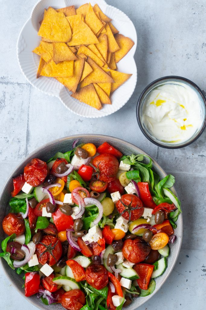 græsk salat med bagte tomater
