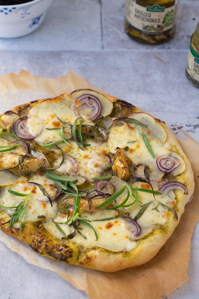 Kartoffelpizza | en hvid pizza med pesto og kartofler