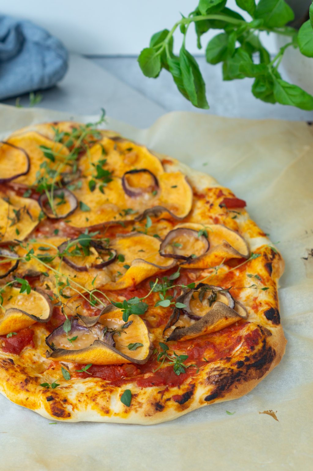 Pizza med sød kartoffel og timian - En lækker vegetar pizza