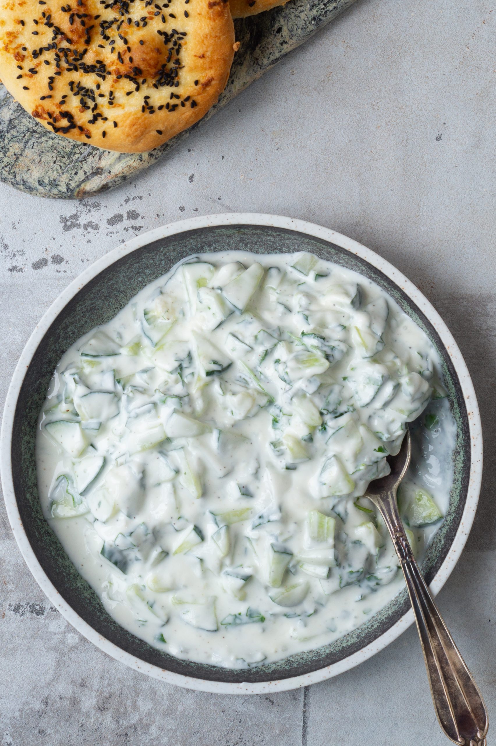 Raita opskrift på indisk dressing med yoghurt, agurk og mynte