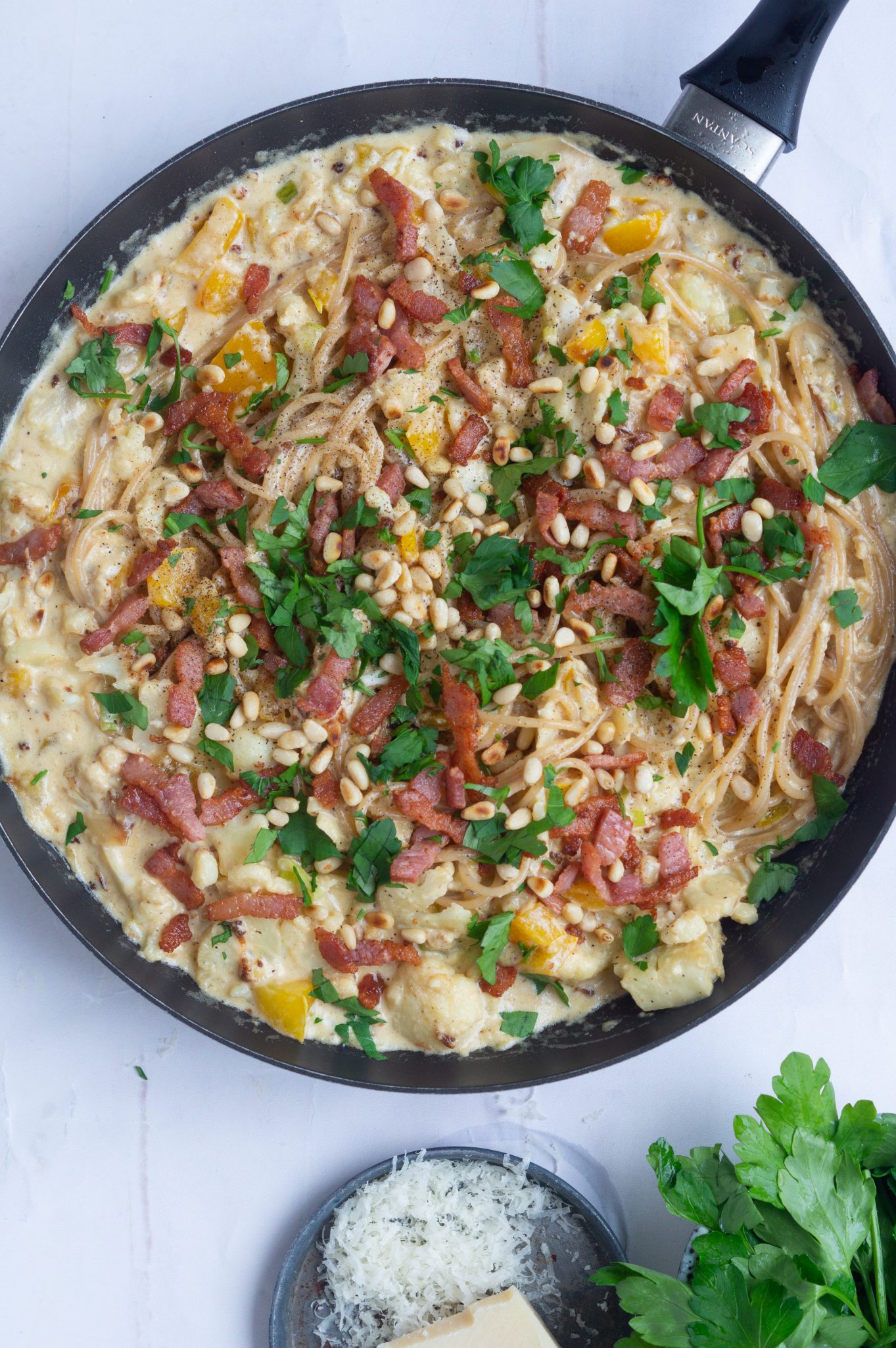 Carbonara opskrift på spaghetti carbonara med lidt ekstra grønt