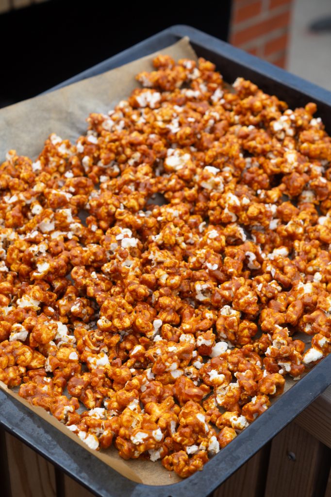 popcorn med karamel popcorn med karamel