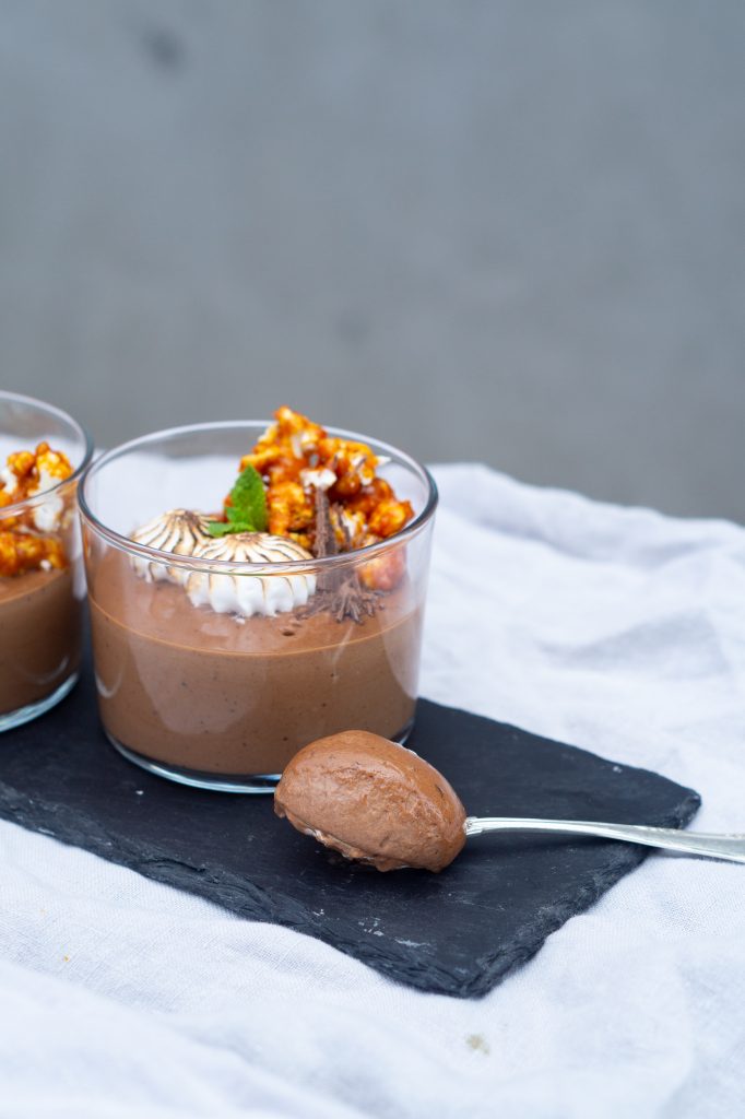 Chokolademousse med marengs og karamelpopcorn
