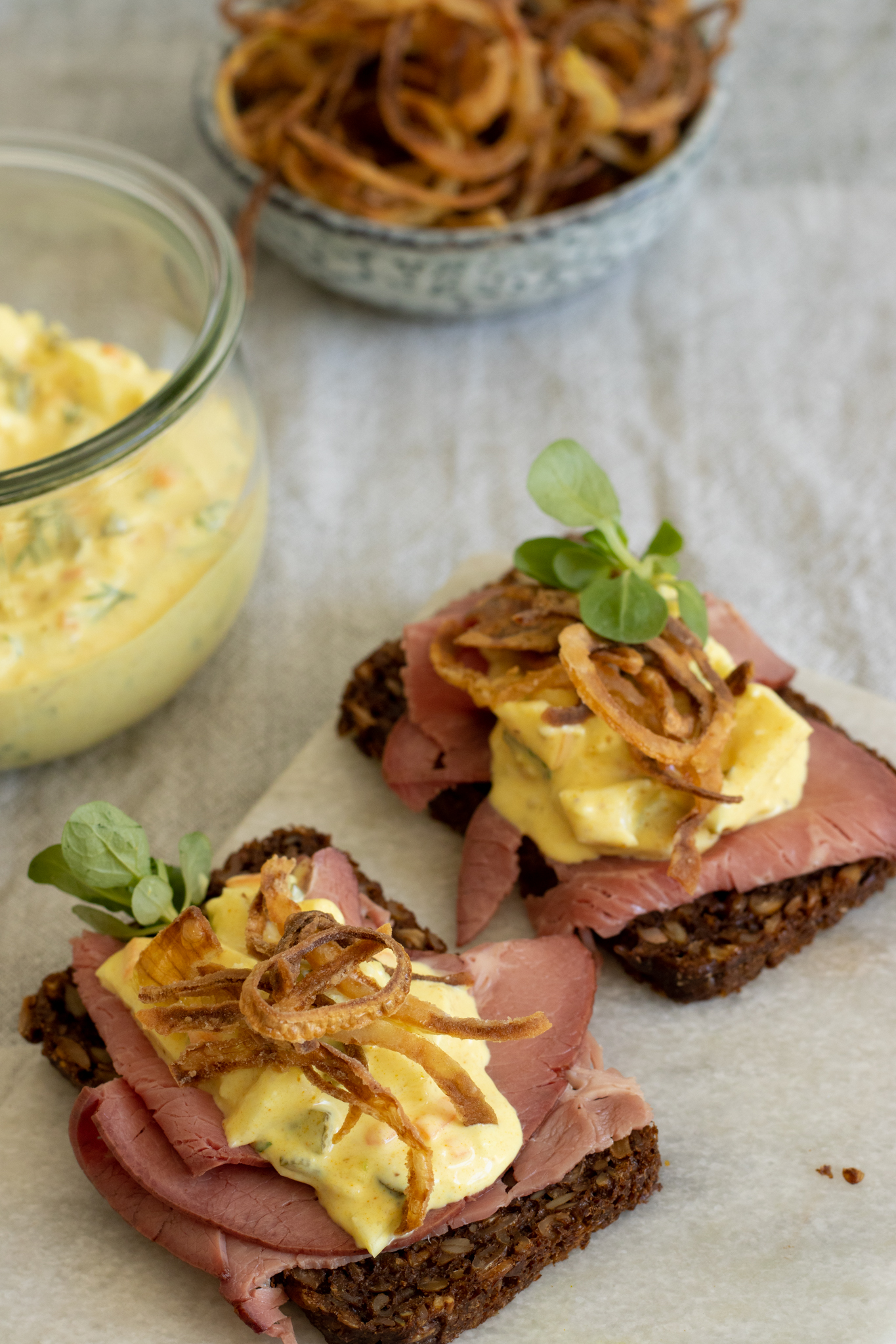 Rugbrød med roastbeef, karrysalat og ristede løg - Julie Bruun