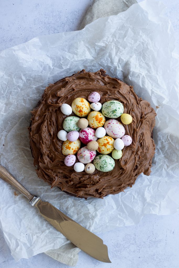 påskekage med påskeæg