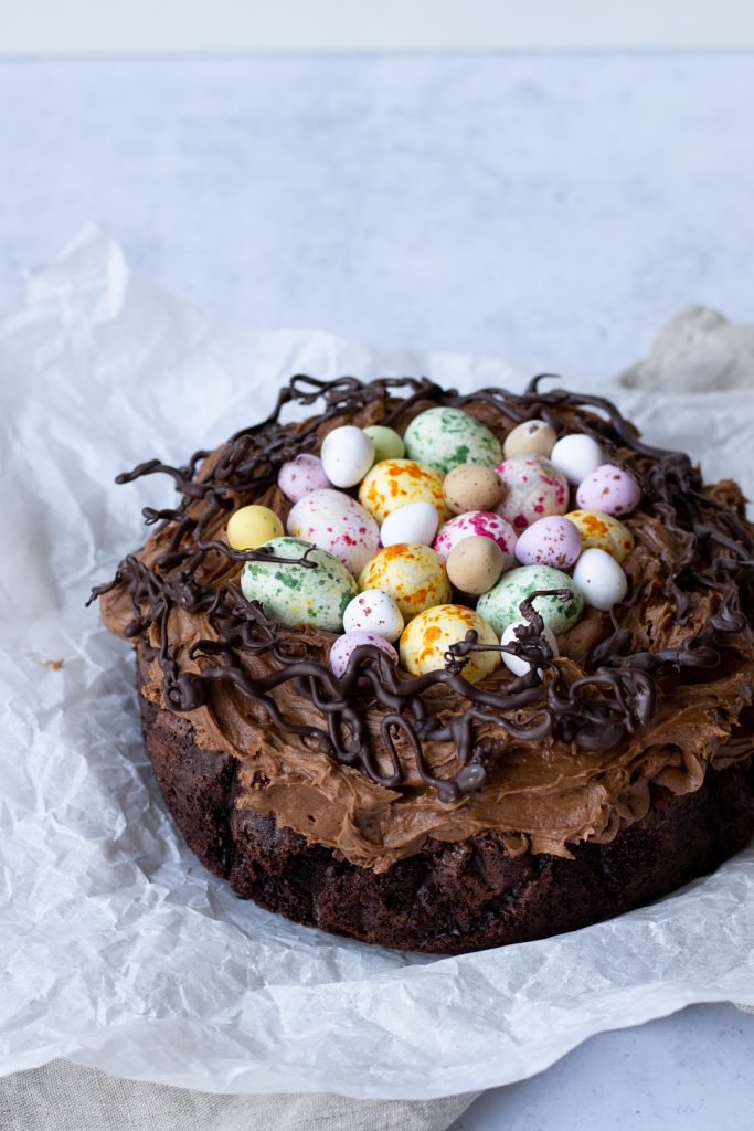 påskekage med påskeæg