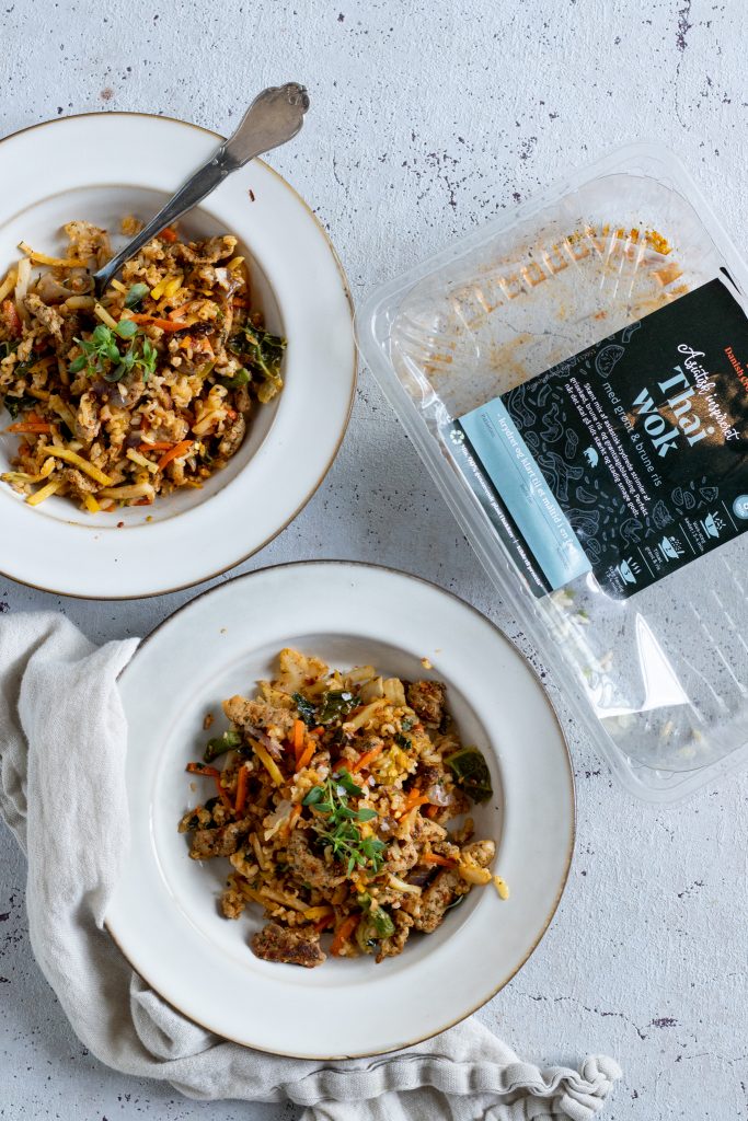 færdigret med kød, grønt og ris færdigret med kød, grønt og ris