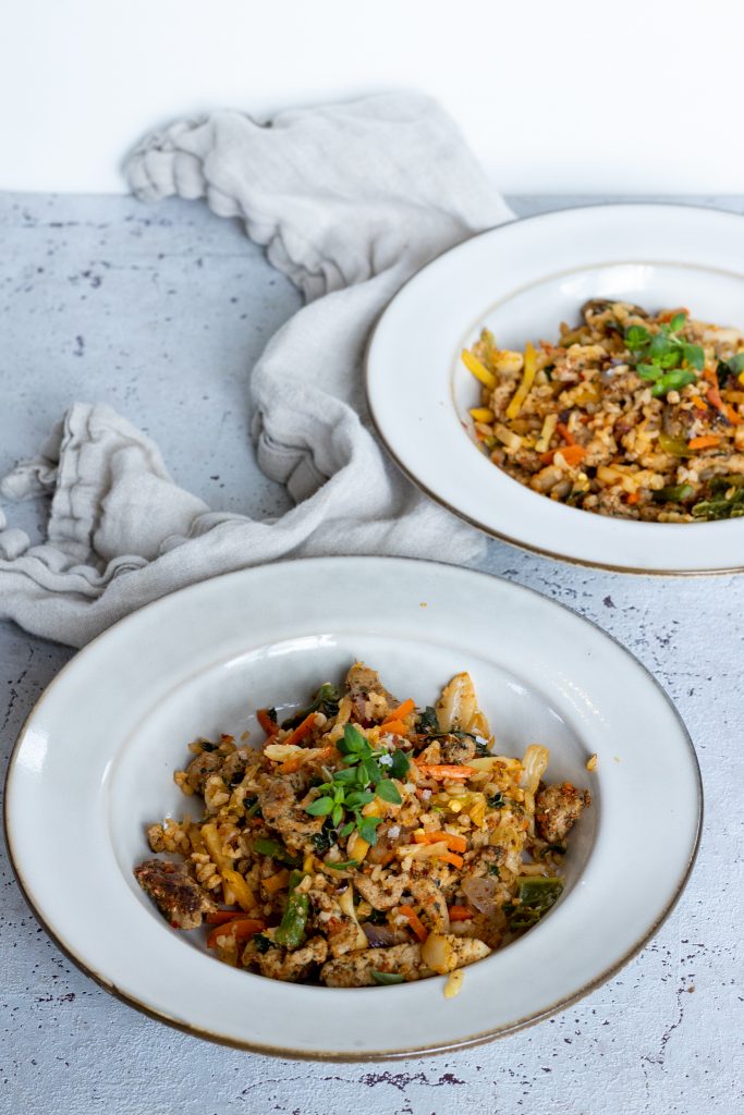 færdigret med kød, grønt og ris færdigret med kød, grønt og ris