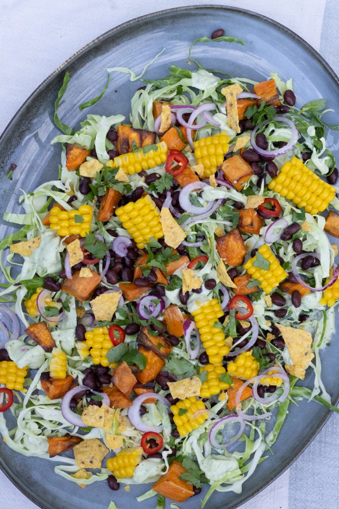 Mexicansk spidskålssalat med avocadodressing - Julie Bruun