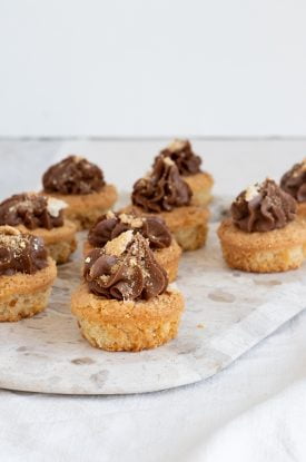 Makronmuffins med moccasmørcreme