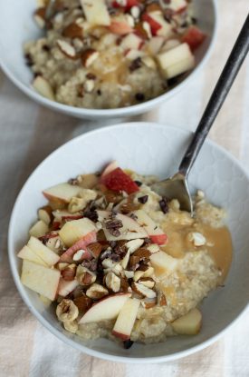 Havregrød med karamel, æbler og nødder