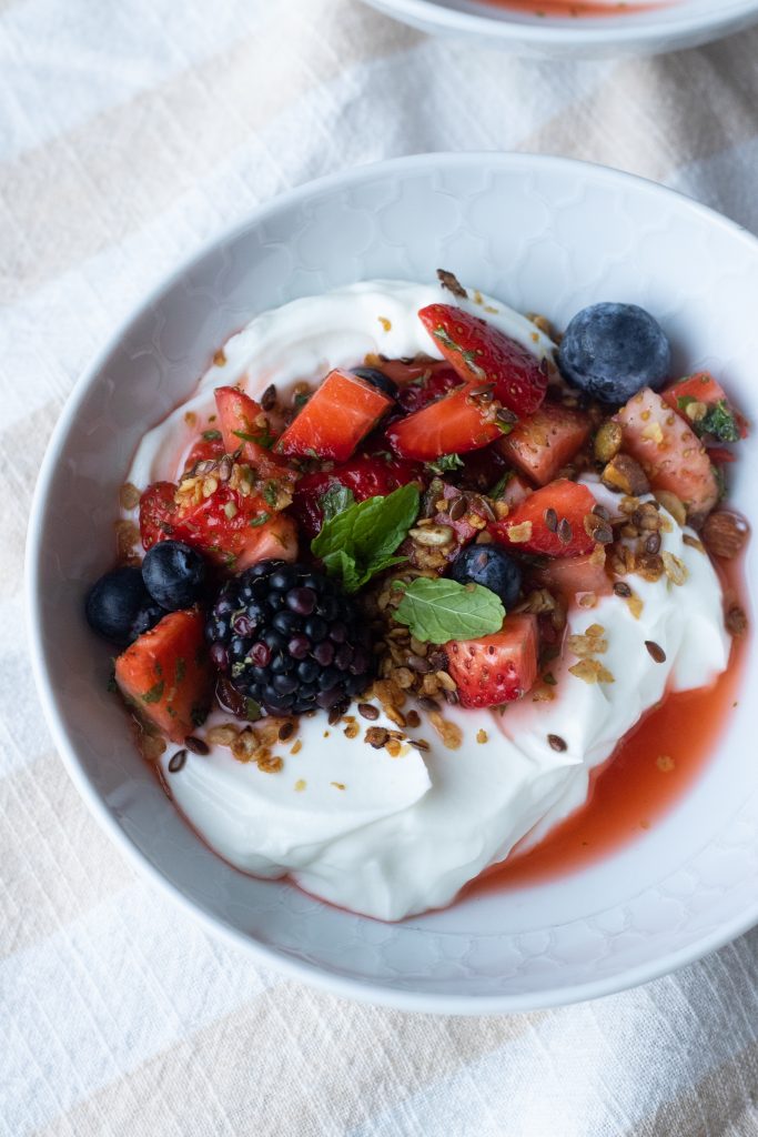 Græsk yoghurt med limemarinerede jordbær og granola