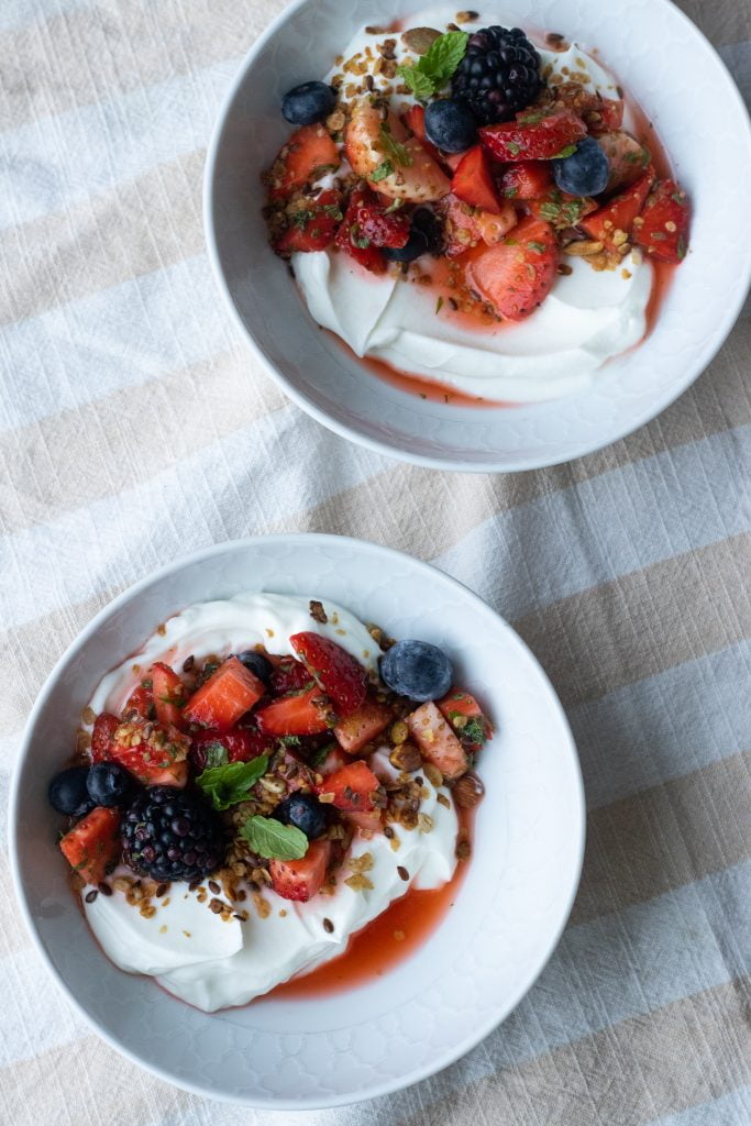 Græsk yoghurt med limemarinerede jordbær og granola