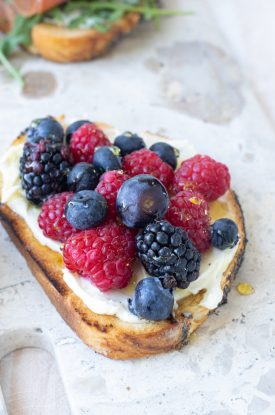 Franskbrød med mascarponecreme og bær