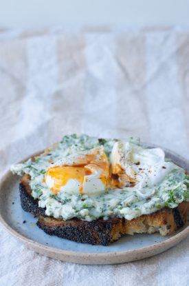 Franskbrødsmadder med urtecreme og pocheret æg