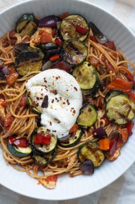 Tøm køleskabet spaghetti med grillede grøntsager
