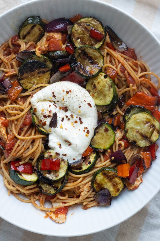 Tøm køleskabet spaghetti med grillede grøntsager