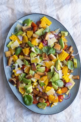 Kikærtesalat med avocado og brødcroutoner