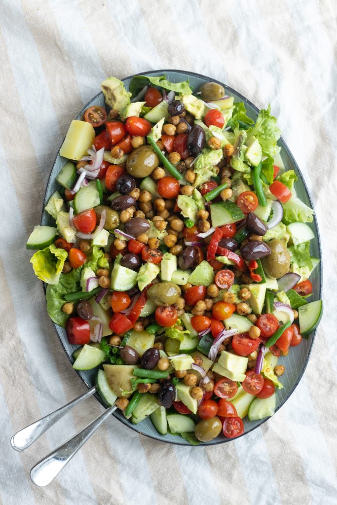Salat med kartofler, oliven og ristede kikærter
