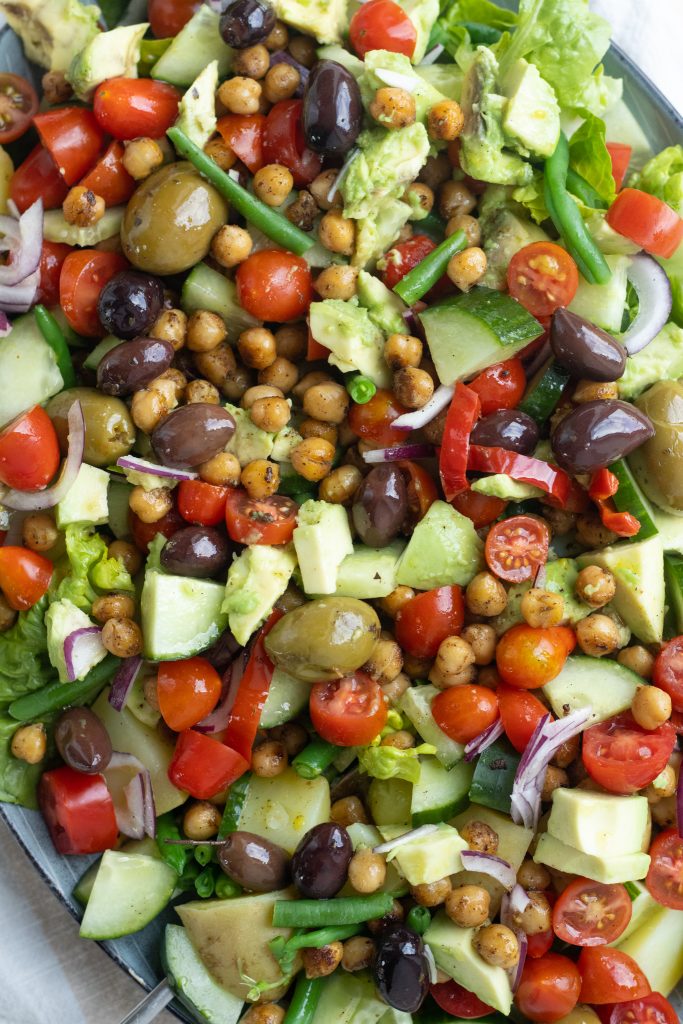 Salat med kartofler, oliven og ristede kikærter