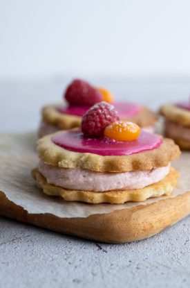 Medaljer med rabarberkompot og creme