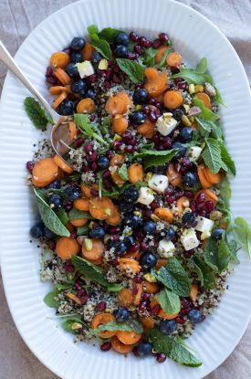 Sommersalat med quinoa og bær