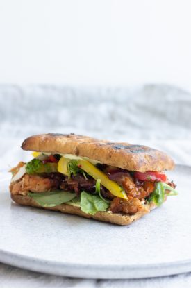 Sandwich med pulled chicken og sennepsmayo