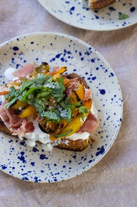 Bruschetta med grillet nektarin og burrata