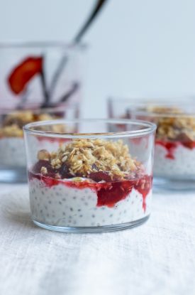Chiagrød med blommekompot