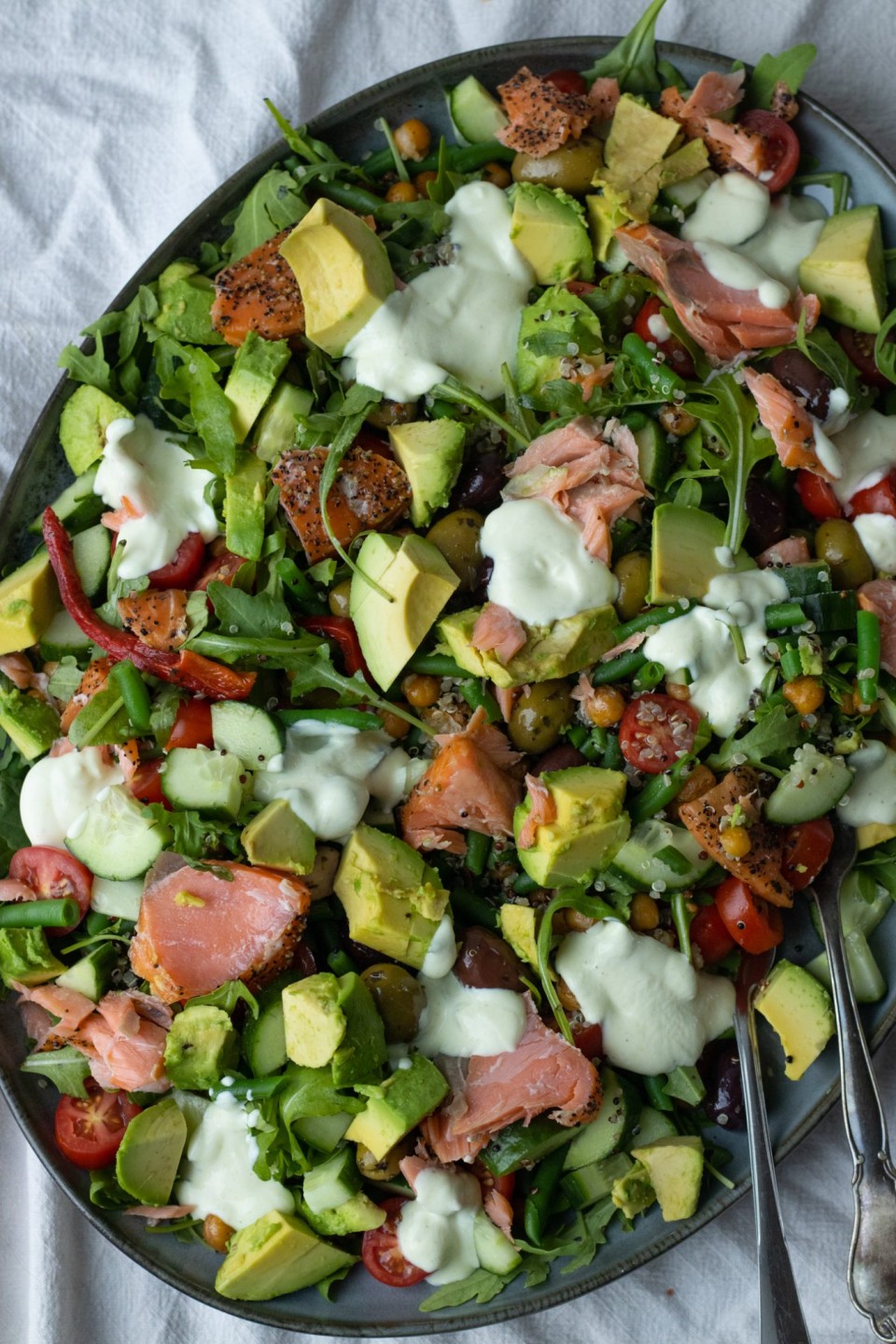 Salat med laks og ristede kikærter