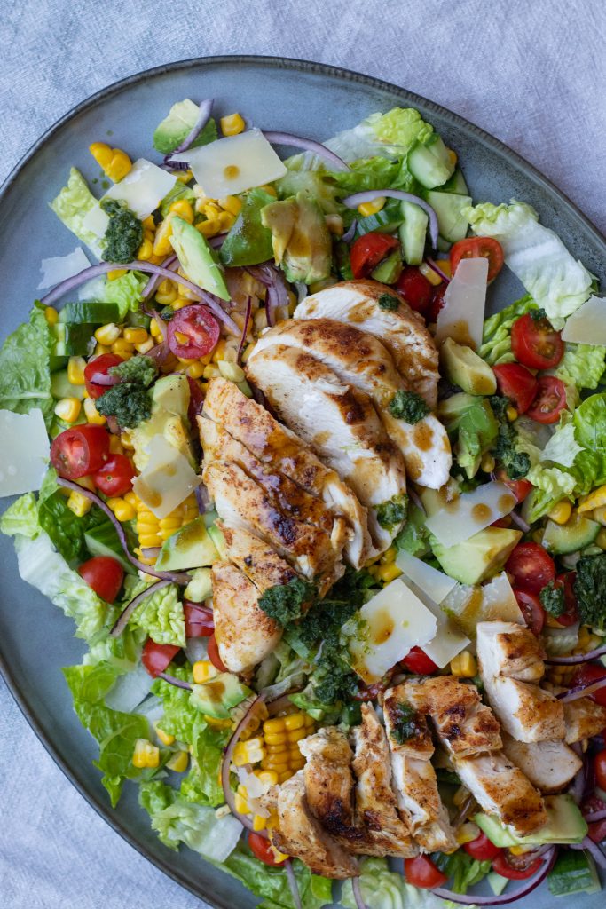 Salat med grillet kylling og gremolata