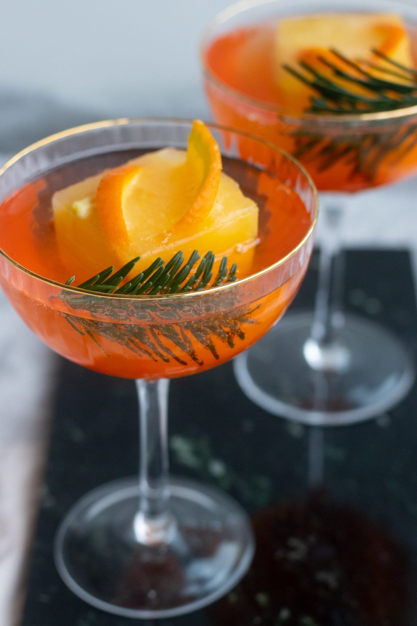 Aperol spritz med appelsin isterninger og grapesirup