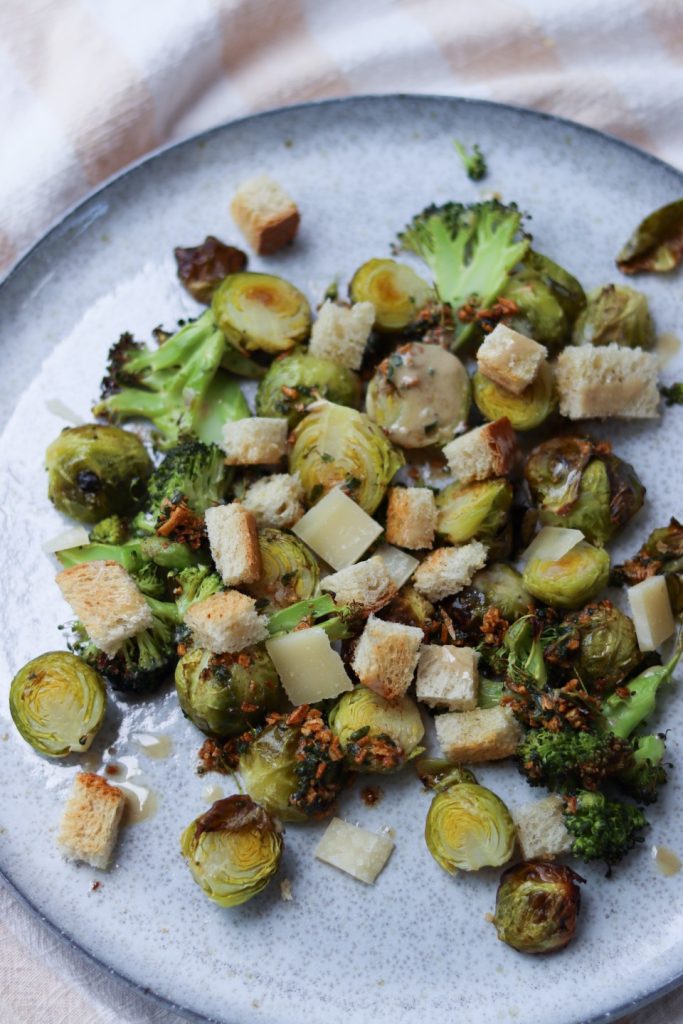 Bagte broccoli og rosenkål med croutoner