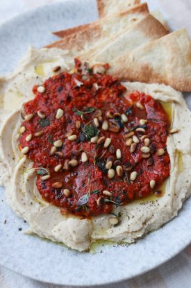 Muhammara på en bund af bønnedip