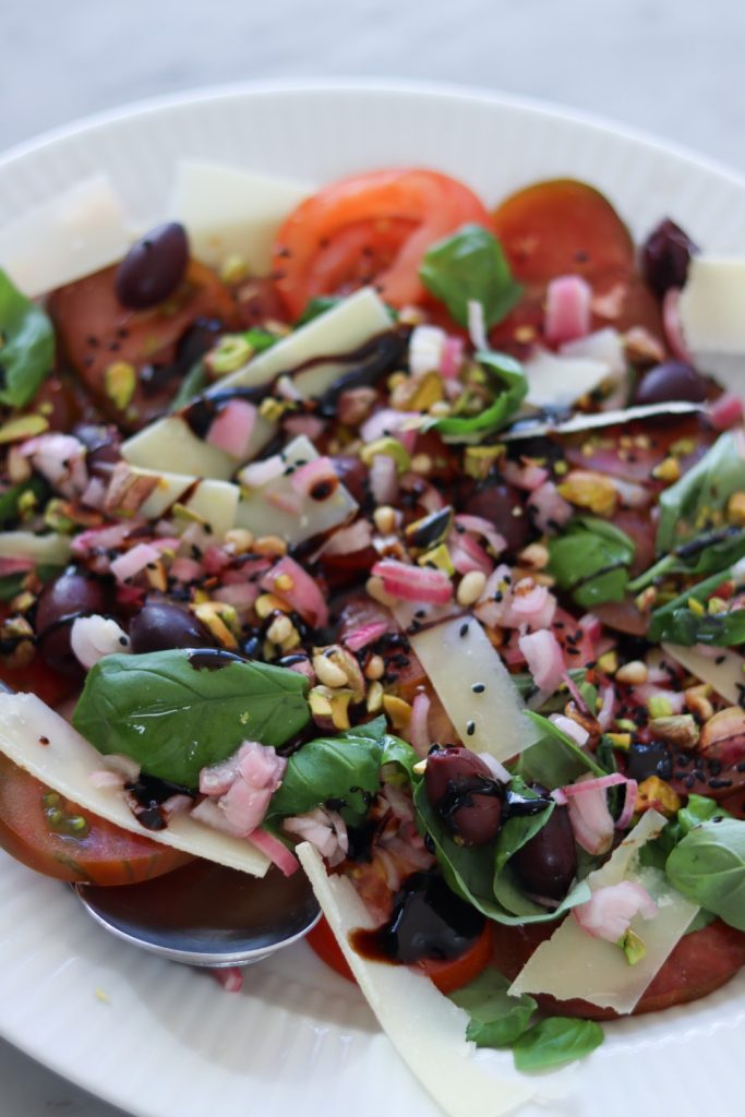 Tomatsalat med råsyltede skalotteløg