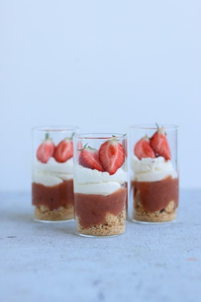 Dessert med rabarber - en rabarbertrifli med mælkesnitte-creme